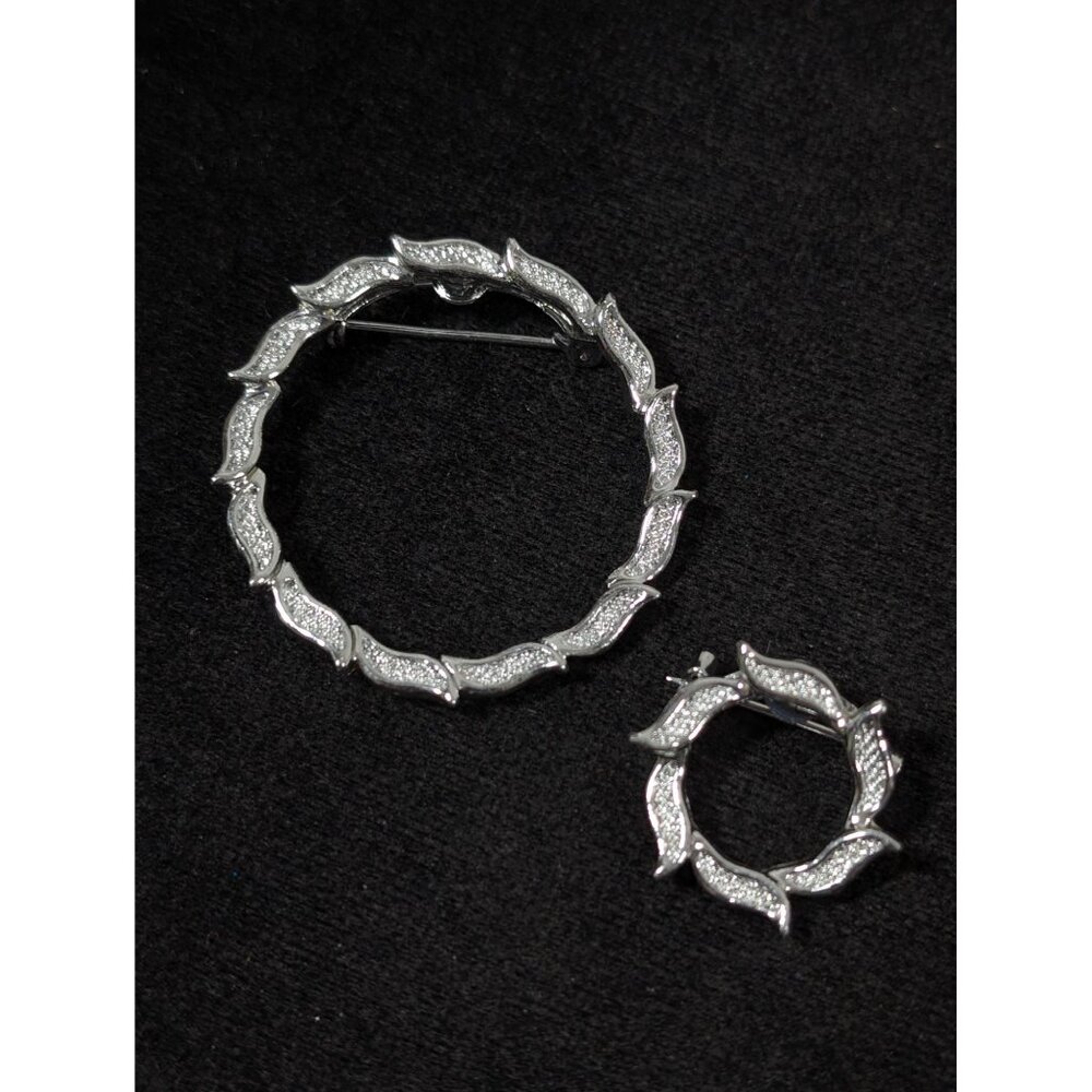 Vintage Gerrys Set‎ of 2 Silver Tone Round Wreath Pin Brooches